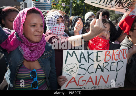 Austin, TX, USA. 19. November 2016. Trauer zeigt auf den ersten Blick ein Counter Demonstrant bei einer weißen lebt Substanz Kundgebung vor der Landeshauptstadt in Austin, TX. Die weißen lebt Substanz Gruppe forderten viele tragen Gewehre Gleichbehandlung für weiße Menschen. Bildnachweis: Rustin Gudim/ZUMA Draht/Alamy Live-Nachrichten Stockfoto