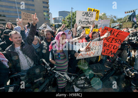 Austin, TX, USA. 19. November 2016. Gegen Demonstranten versammelten sich in einer weißen lebt Substanz Kundgebung vor der Landeshauptstadt in Austin, TX. Die Zähler-Demonstranten, Nummerierung in den Hunderten wurden getrennt aus dem Dutzend Mitglieder der weißen lebt Substanz von Austin Polizei und Texas State Troopers. Bildnachweis: Rustin Gudim/ZUMA Draht/Alamy Live-Nachrichten Stockfoto