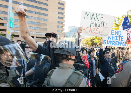 Austin, TX, USA. 19. November 2016. Gegen Demonstranten versammelten sich in einer weißen lebt Substanz Kundgebung vor der Landeshauptstadt in Austin, TX. Die Zähler-Demonstranten, Nummerierung in den Hunderten wurden getrennt aus dem Dutzend Mitglieder der weißen lebt Substanz von Austin Polizei und Texas State Troopers. Bildnachweis: Rustin Gudim/ZUMA Draht/Alamy Live-Nachrichten Stockfoto