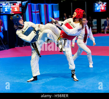 Burnaby, Kanada. 19. November 2016. WTF World Taekwondo Junior Championships Nadia Savkovic (SRB) blau und Leah Master (GBR) rot konkurrieren in der Frau 59kg Alamy Live News/Peter Llewellyn Stockfoto