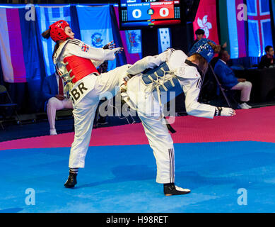 Burnaby, Kanada. 19. November 2016. WTF World Taekwondo Junior Championships Nadia Savkovic (SRB) blau und Leah Master (GBR) rot konkurrieren in der Frau 59kg Alamy Live News/Peter Llewellyn Stockfoto