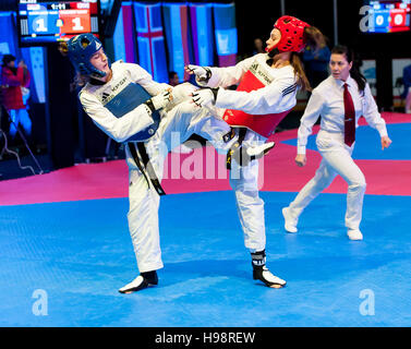 Burnaby, Kanada. 19. November 2016. WTF World Taekwondo Junior Championships Nadia Savkovic (SRB) blau und Leah Master (GBR) rot konkurrieren in der Frau 59kg Alamy Live News/Peter Llewellyn Stockfoto