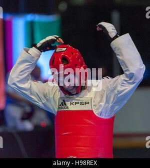 Burnaby, Kanada. 19. November 2016. WTF World Taekwondo Junior Championships Mousa Al-Kwaldeh (JOR) und Hiebert Zachary (CAN) rot konkurrieren in der männlichen 73kg Alamy Live News/Peter Llewellyn Stockfoto