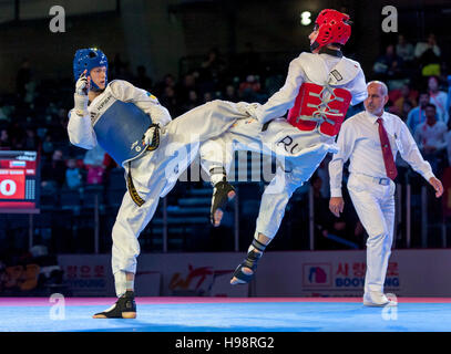 Burnaby, Kanada. 19. November 2016. WTF World Taekwondo Junior Championships Kostiantyn Kostenevych (UKR) und Sarmat Tcakoev (RUS) rote treten im Finale der männlichen 68kg gewann durch Tcakoev. Alamy Live News/Peter Llewellyn Stockfoto