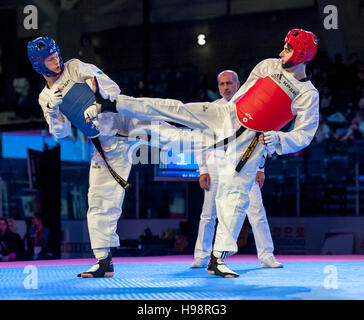 Burnaby, Kanada. 19. November 2016. WTF World Taekwondo Junior Championships Kostiantyn Kostenevych (UKR) und Sarmat Tcakoev (RUS) rote treten im Finale der männlichen 68kg gewann durch Tcakoev. Alamy Live News/Peter Llewellyn Stockfoto