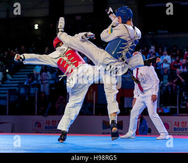 Burnaby, Kanada. 19. November 2016. WTF World Taekwondo Junior Championships Kostiantyn Kostenevych (UKR) und Sarmat Tcakoev (RUS) rote treten im Finale der männlichen 68kg gewann durch Tcakoev. Alamy Live News/Peter Llewellyn Stockfoto