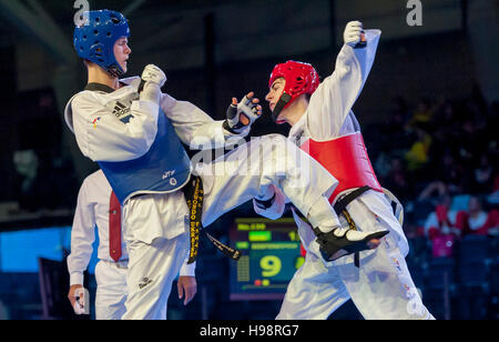 Burnaby, Kanada. 19. November 2016. WTF World Taekwondo Junior Championships Kostiantyn Kostenevych (UKR) und Sarmat Tcakoev (RUS) rote treten im Finale der männlichen 68kg gewann durch Tcakoev. Alamy Live News/Peter Llewellyn Stockfoto