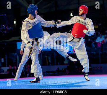 Burnaby, Kanada. 19. November 2016. WTF World Taekwondo Junior Championships Kostiantyn Kostenevych (UKR) und Sarmat Tcakoev (RUS) rote treten im Finale der männlichen 68kg gewann durch Tcakoev. Alamy Live News/Peter Llewellyn Stockfoto