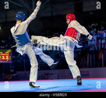 Burnaby, Kanada. 19. November 2016. WTF World Taekwondo Junior Championships Kostiantyn Kostenevych (UKR) und Sarmat Tcakoev (RUS) rote treten im Finale der männlichen 68kg gewann durch Tcakoev. Alamy Live News/Peter Llewellyn Stockfoto