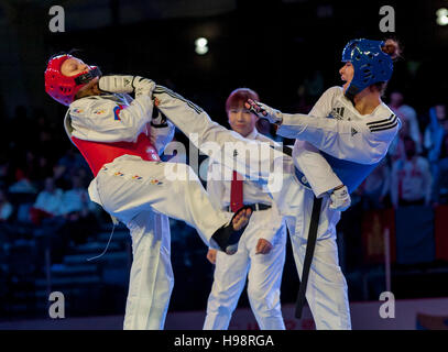 Burnaby, Kanada. 19. November 2016. WTF World Taekwondo Junior Championships Seyma Sogut (TUR) und Margarita Blizniakova (RUS) rot treten im Finale der weiblichen 63kg gewann Sogut. Alamy Live News/Peter Llewellyn Stockfoto