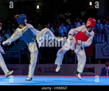 Burnaby, Kanada. 19. November 2016. WTF World Taekwondo Junior Championships Seyma Sogut (TUR) und Margarita Blizniakova (RUS) rot treten im Finale der weiblichen 63kg gewann Sogut. Alamy Live News/Peter Llewellyn Stockfoto