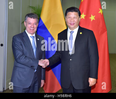 Lima, Peru. 19. November 2016. Chinese President Xi Jinping (R) trifft sich mit seinem kolumbianischen Kollegen Juan Manuel Santos in Lima, Peru, 19. November 2016. © Li Tao/Xinhua/Alamy Live-Nachrichten Stockfoto