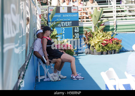 Delray Beach, FL, USA. 19. November 2016. Chris Evert findet einen bequemen Sitz auf dem Schoß der Schiedsrichter nach einem harten Punkt. Bildnachweis: Das Foto Zugang/Alamy Live-Nachrichten Stockfoto