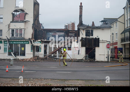 Feuerwehrleute besuchen nach einem Großbrand in einem Gebäude in Bognor Regis, Sussex, UK. Stockfoto