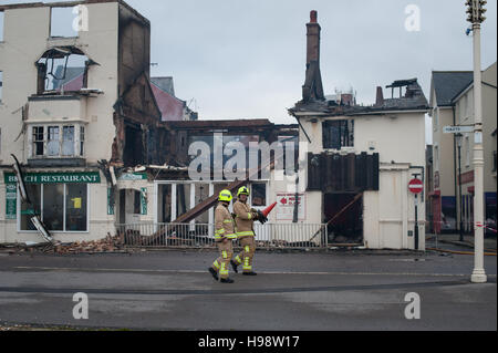 Feuerwehrleute besuchen nach einem Großbrand in einem Gebäude in Bognor Regis, Sussex, UK. Stockfoto