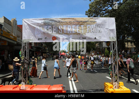 Sydney, Australien. 20. November 2016. Die Glebe Street Fair ist eine jährliche Community-Event mit Ständen und Unterhaltung entlang der Glebe Point Road zwischen Parramatta Road und Bridge Road in Glebe in Sydney Inner-West. Kredit: Kredit: Richard Milnes/Alamy Live-Nachrichten Stockfoto