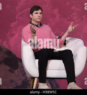 Los Angeles, Kalifornien, USA. 19. November 2016. Schauspieler Ashton Kutcher spricht auf der Bühne bei der 3. jährlichen Airbnb offenen Spotlight im Orpheum Theatre am 19. November 2016 in Los Angeles, Kalifornien. Bildnachweis: Das Foto Zugang/Alamy Live-Nachrichten Stockfoto