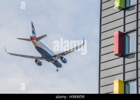 London, UK. 19. November 2016. Ein Flugzeug kommt vorbei ein premier Inn in der Nähe von Heathrow zu landen. Bildnachweis: Guy Bell/Alamy Live-Nachrichten Stockfoto