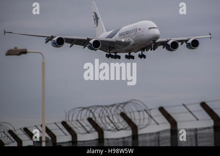 London, UK. 19. November 2016. Ein Airbus A380 kommt in Heathrow zu landen. Es ist ein Doppeldecker-, Großraumflugzeug, viermotorige Jet Airliner europäischen Herstellers Airbus. Es ist die weltweit größte Passagier Fluggesellschaft. Bildnachweis: Guy Bell/Alamy Live-Nachrichten Stockfoto