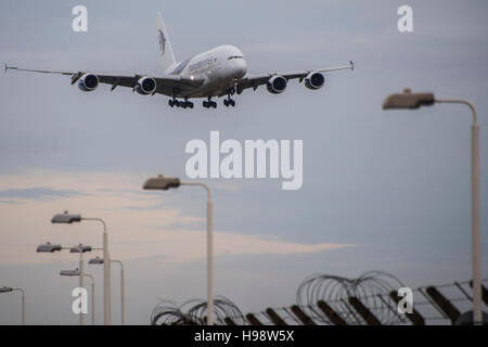 London, UK. 19. November 2016. Ein Airbus A380 kommt in Heathrow zu landen. Es ist ein Doppeldecker-, Großraumflugzeug, viermotorige Jet Airliner europäischen Herstellers Airbus. Es ist die weltweit größte Passagier Fluggesellschaft. Bildnachweis: Guy Bell/Alamy Live-Nachrichten Stockfoto