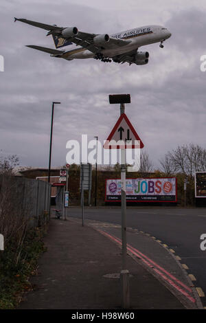 London, UK. 19. November 2016. Ein Airbus A380 kommt in Heathrow zu landen. Es ist ein Doppeldecker-, Großraumflugzeug, viermotorige Jet Airliner europäischen Herstellers Airbus. Es ist die weltweit größte Passagier Fluggesellschaft. Bildnachweis: Guy Bell/Alamy Live-Nachrichten Stockfoto