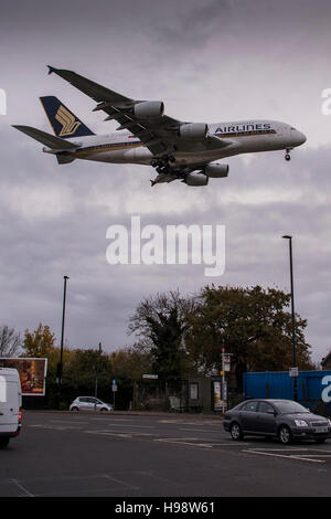 London, UK. 19. November 2016. Ein Airbus A380 kommt in Heathrow zu landen. Es ist ein Doppeldecker-, Großraumflugzeug, viermotorige Jet Airliner europäischen Herstellers Airbus. Es ist die weltweit größte Passagier Fluggesellschaft. Bildnachweis: Guy Bell/Alamy Live-Nachrichten Stockfoto