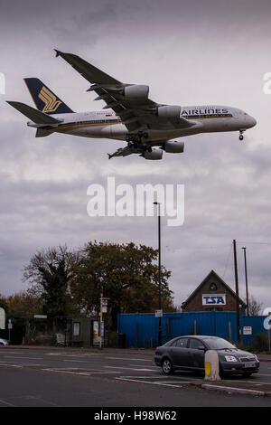 London, UK. 19. November 2016. Ein Airbus A380 kommt in Heathrow zu landen. Es ist ein Doppeldecker-, Großraumflugzeug, viermotorige Jet Airliner europäischen Herstellers Airbus. Es ist die weltweit größte Passagier Fluggesellschaft. Bildnachweis: Guy Bell/Alamy Live-Nachrichten Stockfoto