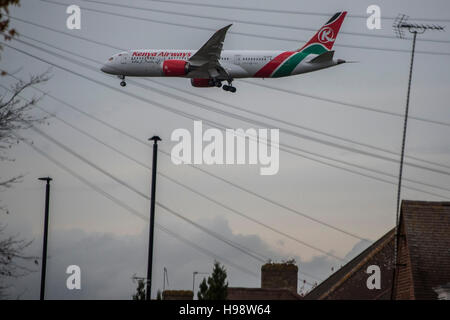 London, UK. 19. November 2016. Ein Flugzeug kommt in Heathrow zu landen. Bildnachweis: Guy Bell/Alamy Live-Nachrichten Stockfoto