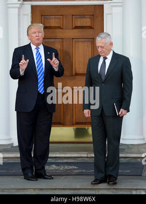 Bedminster Township, New Jersey. 19. November 2016. Vereinigte Staaten Präsident elect Donald Trump (L) schüttelt Hände mit General James N. Mattis, US Marine Corps, im Ruhestand, (R) am Clubhaus des Trump International Golf Club, 19. November 2016 in Bedminster Township, New Jersey. Gen Mattis wird gemunkelt, ein starker Kandidat für US-Verteidigungsminister in der eingehenden Trump-Verwaltung. Bildnachweis: Aude Guerrucci/Pool über CNP - NO WIRE SERVICE--NO-Draht-SERVICE - Credit: Dpa/Alamy Live-Nachrichten Stockfoto
