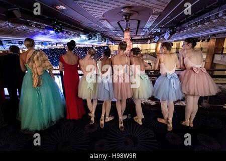 London, UK. 19. November 2016. Junge Studenten aus der Ballettschule Natalia Kremen beobachten die Debütantin ersten Tanz im Ballsaal einen Stock tiefer. Vierten russischen Debütantin Ball Credit: Guy Corbishley/Alamy Live-Nachrichten Stockfoto