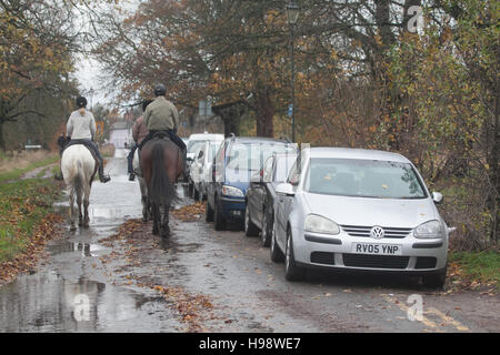 Wimbledon London, UK. 20. November 2016. Reiter auf Wimbledon Common an einem kalten, stürmischen Tag nach dem Sturm Angus in das Vereinigte Königreich mit 97 km/h zerschlägt windet Credit: Amer Ghazzal/Alamy Live-Nachrichten Stockfoto