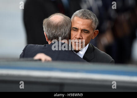 Berlin, Deutschland. 18. November 2016. Datei - schmiegt sich US-Präsident Barack Obama US-Botschafter in Deutschland John B. Emerson bevor Sie an Bord der Air Force One nach seinen Gesprächen mit den Staats- und Regierungschefs von Deutschland, Frankreich, Italien, Großbritannien und Spanien in Berlin, Deutschland, 18. November 2016. Obama als Präsident der Vereinigten Staaten seinen letzten Besuch in Berlin gelebt. Foto: RAINER JENSEN/Dpa/Alamy Live-Nachrichten Stockfoto