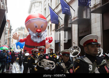 London, UK. 20. November 2016. Die 2016 Hamleys Weihnachten Spielzeug Parade findet entlang der Regent Street, die verkehrsfreie für den Tag ging. Die Parade organisiert von den weltberühmten Spielzeugladen, den Hamleys über viele der landesweit beliebtesten Kinder Charaktere zusammen mit Entertainer, eine Blaskapelle und Riesenballons vorgestellt. Die Parade ist Macys jährliche Thanksgiving Parade in New York nachempfunden. Bildnachweis: Bettina Strenske/Alamy Live-Nachrichten Stockfoto