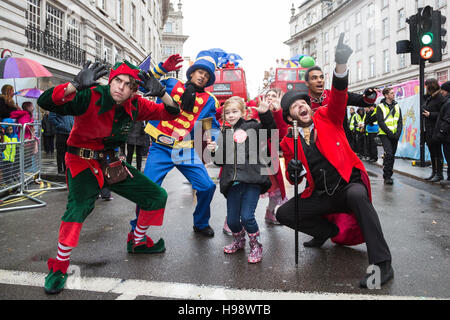 London, UK. 20. November 2016. Hamleys Zeichen umgeben Leah, wie sie die Parade öffnet. Die 2016 Hamleys Weihnachten Spielzeug Parade findet entlang der Regent Street, die verkehrsfreie für den Tag ging. Die Parade organisiert von den weltberühmten Spielzeugladen, den Hamleys über viele der landesweit beliebtesten Kinder Charaktere zusammen mit Entertainer, eine Blaskapelle und Riesenballons vorgestellt. Die Parade ist Macys jährliche Thanksgiving Parade in New York nachempfunden. Bildnachweis: Bettina Strenske/Alamy Live-Nachrichten Stockfoto