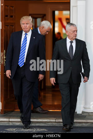 Bedminster, USA. 19. November 2016. Vereinigte Staaten Präsident elect Donald Trump (L) schüttelt Hände mit General James N. Mattis, US Marine Corps, im Ruhestand, (R) am Clubhaus des Trump International Golf Club, 19. November 2016 in Bedminster Township, New Jersey. Gen Mattis wird gemunkelt, ein starker Kandidat für US-Verteidigungsminister in der eingehenden Trump-Verwaltung. Bildnachweis: MediaPunch Inc/Alamy Live-Nachrichten Stockfoto