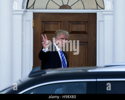 Bedminster, USA. 19. November 2016. Vereinigte Staaten Präsident elect Donald Trump betritt wieder, das Clubhaus des Trump International Golf Club, 19. November 2016 in Bedminster Township, New Jersey. Bildnachweis: MediaPunch Inc/Alamy Live-Nachrichten Stockfoto