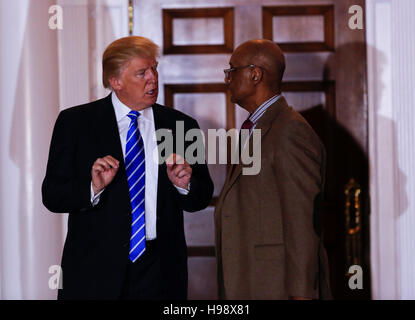 Bedminster, USA. 19. November 2016. Vereinigte Staaten Präsident elect Donald Trump (L) schüttelt Hände mit Bob Woodson (R) am Clubhaus des Trump International Golf Club, 19. November 2016 in Bedminster Township, New Jersey. Bildnachweis: MediaPunch Inc/Alamy Live-Nachrichten Stockfoto