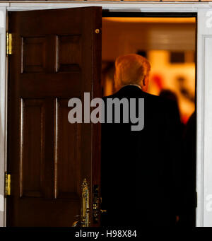 Bedminster, USA. 19. November 2016. Vereinigte Staaten Präsident elect Donald Trump kehrt zurück zum Clubhaus des Trump International Golf Club, 19. November 2016 in Bedminster Township, New Jersey. Bildnachweis: MediaPunch Inc/Alamy Live-Nachrichten Stockfoto