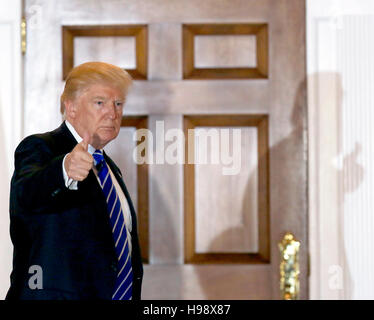 Bedminster, USA. 19. November 2016. Vereinigte Staaten Präsident elect Donald Trump kehrt zurück zum Clubhaus des Trump International Golf Club, 19. November 2016 in Bedminster Township, New Jersey. Bildnachweis: MediaPunch Inc/Alamy Live-Nachrichten Stockfoto