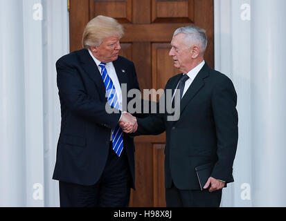 Bedminster, USA. 19. November 2016. Vereinigte Staaten Präsident elect Donald Trump (L) schüttelt Hände mit General James N. Mattis, US Marine Corps, im Ruhestand, (R) am Clubhaus des Trump International Golf Club, 19. November 2016 in Bedminster Township, New Jersey. Gen Mattis wird gemunkelt, ein starker Kandidat für US-Verteidigungsminister in der eingehenden Trump-Verwaltung. Bildnachweis: MediaPunch Inc/Alamy Live-Nachrichten Stockfoto