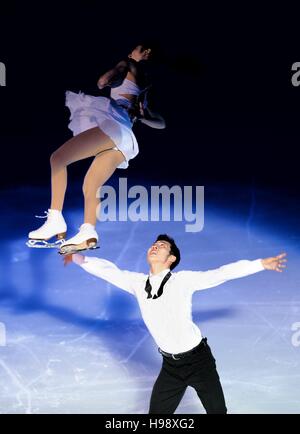 Peking, China. 20. November 2016. Wang Xuehan (oben) / Wang Lei von China während einer Ausstellung Gala beim Audi Cup of China ISU Grand Prix of Figure Skating 2016 in Peking, Hauptstadt von China, 20. November 2016 durchzuführen. © Bai Xuefei/Xinhua/Alamy Live-Nachrichten Stockfoto