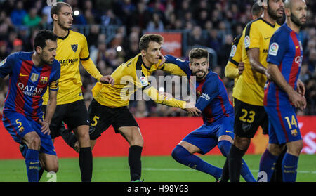 Barcelona, Spanien. 19. November 2016. Eine Aktion von Piqué und Llorente. La Liga Santander 12.Tag Spiel zwischen FC Barcelona und Malaga endete mit zeichnen ein 0: 0 im Camp Nou, Barcelona. Am 19. November., 2016. Bildnachweis: VWPics/Alamy Live-Nachrichten Stockfoto