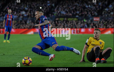 Barcelona, Spanien. 19. November 2016. Neymar wird Foult. La Liga Santander 12.Tag Spiel zwischen FC Barcelona und Malaga endete mit zeichnen ein 0: 0 im Camp Nou, Barcelona. Am 19. November., 2016. Bildnachweis: VWPics/Alamy Live-Nachrichten Stockfoto