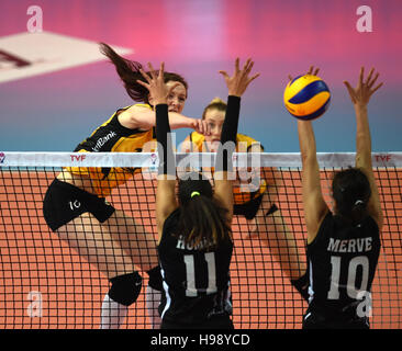 (161120)--ISTANBUL, 20 November, 2016(Xinhua)--Vakifbanks Lonneke Sloetjes(1st, L) Spitzen den Ball während der türkischen Frauen-Volleyball-Liga-Partie zwischen Vakifbank und Besiktas Istanbul in Istanbul, Türkei, am 20. November 2016. Vakifbank gewann 3: 0. (Xinhua / He Canling) Stockfoto