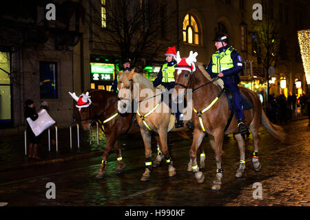 Helsinki, Finnland. 20. November 2016. Weihnachten Pferd Polizei in Helsinki während einer Parade am 20 November, beginnt 2016.The Weihnachten Seasons in Helsinki. Die Weihnachtsbeleuchtung eingeschaltet sind 20. November 2016 in Helsinki, Finnland-Credit: Michail Olykaynen/Alamy Live News Stockfoto