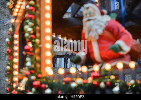 Tate Modern, London, UK. 20. November 2016. Der jährliche Weihnachtsmarkt und Messegelände außerhalb der Tate Modern Art Gallery. Stockfoto