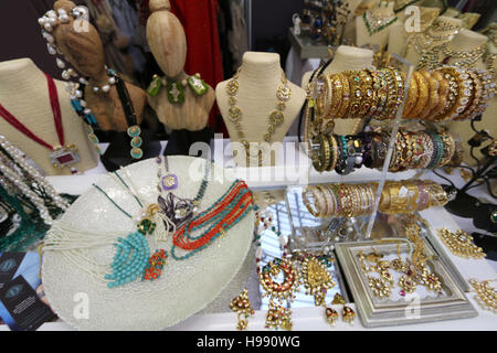 London, UK. 20. November 2016. Der letzte Tag der asiatischen Braut fand in der Londoner Olympia, Modelle mit einer großen Vielzahl von bunten Saris und glitzernden Schmuck, wo auf der Website sowie die Shows Maskottchen, Henna-Tattoo-Künstler, walking Damen, Verpflegung und Kleidung für Vertrieb Credit Bars: Paul Quezada-Neiman/Alamy Live News Stockfoto