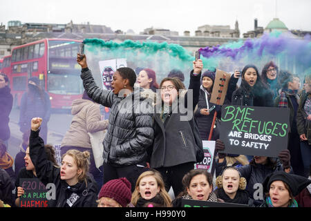 London, England, Vereinigtes Königreich. 20. November 2016. Schwester Uncut Montage am Trafalgar Square gegen häusliche Gewalt-Dienste schneiden. März und blockade von Waterloo Brücke meist ehrwürdige Gruppe sind schwarz und ethnische Minderheit Frauen 4 von 5, der Ansatz, den Berghütten abgewiesen werden und Beleuchtung flare wie sie in London, Vereinigtes Königreich marschieren. Bildnachweis: Siehe Li/Alamy Live News Stockfoto