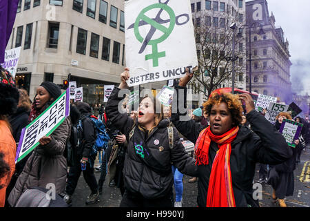 London, England, Vereinigtes Königreich. 20. November 2016. Schwester Uncut Montage am Trafalgar Square gegen häusliche Gewalt-Dienste schneiden. März und blockade von Waterloo Brücke meist ehrwürdige Gruppe sind schwarz und ethnische Minderheit Frauen 4 von 5, der Ansatz, den Berghütten abgewiesen werden und Beleuchtung flare wie sie in London, Vereinigtes Königreich marschieren. Bildnachweis: Siehe Li/Alamy Live News Stockfoto