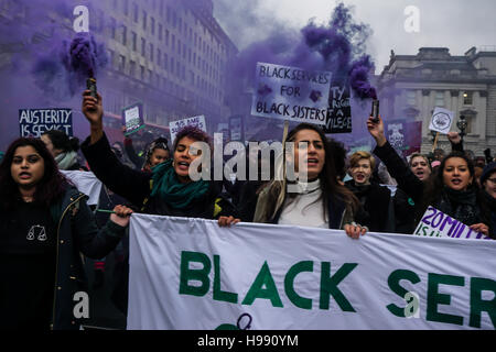 London, England, Vereinigtes Königreich. 20. November 2016. Schwester Uncut Montage am Trafalgar Square gegen häusliche Gewalt-Dienste schneiden. März und blockade von Waterloo Brücke meist ehrwürdige Gruppe sind schwarz und ethnische Minderheit Frauen 4 von 5, der Ansatz, den Berghütten abgewiesen werden und Beleuchtung flare wie sie in London, Vereinigtes Königreich marschieren. Bildnachweis: Siehe Li/Alamy Live News Stockfoto